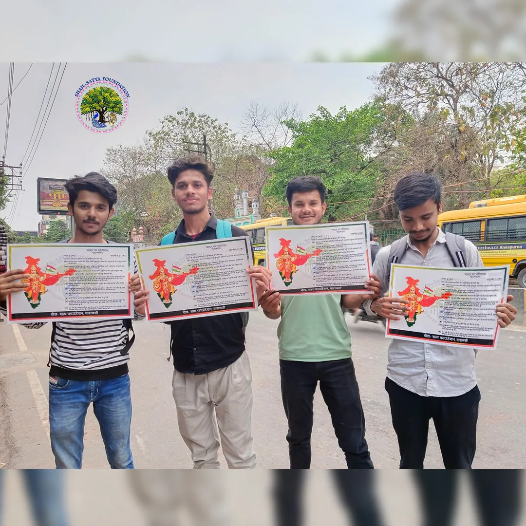 Students holding books on India’s freedom fighters