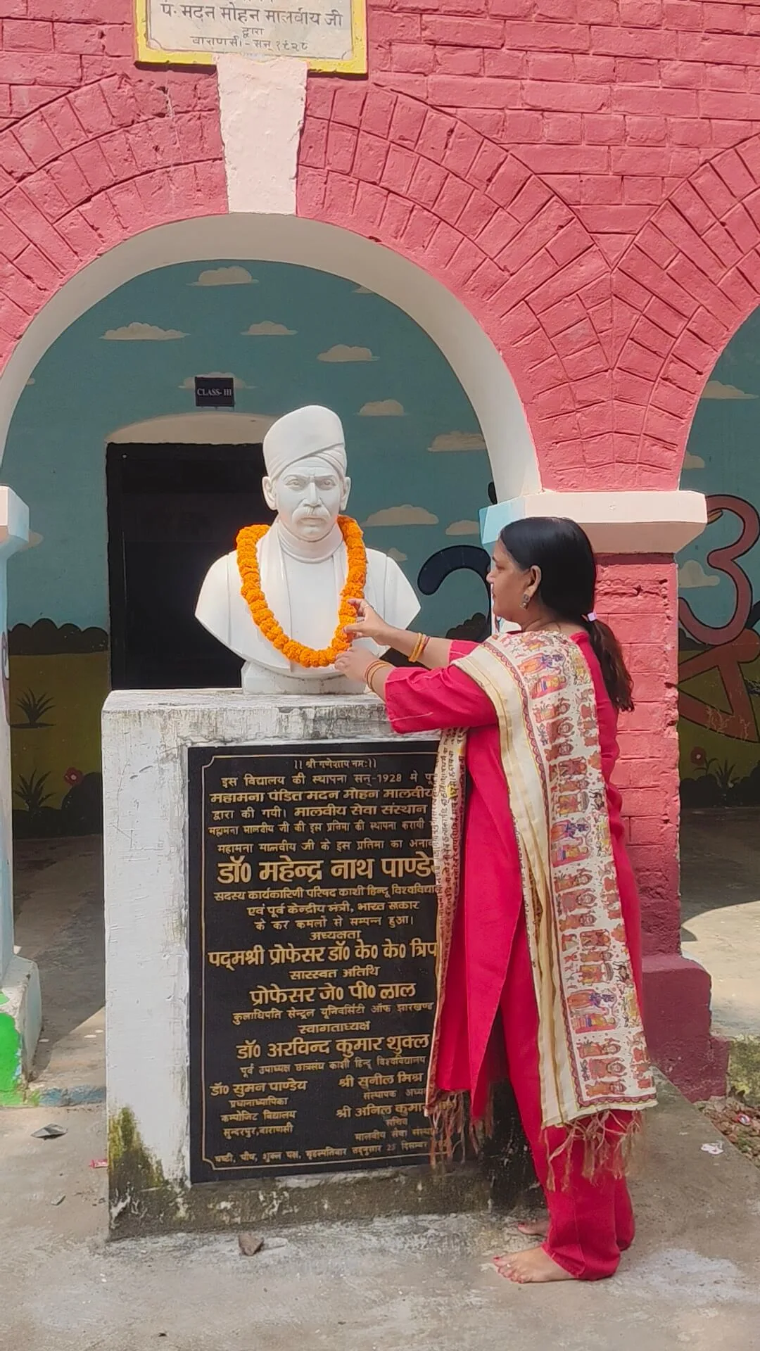 A moment of respect and gratitude at Composite School, Sunderpur, as Shail-Satya Foundation strengthens its commitment to children's education through Dosti Kitabon Se.